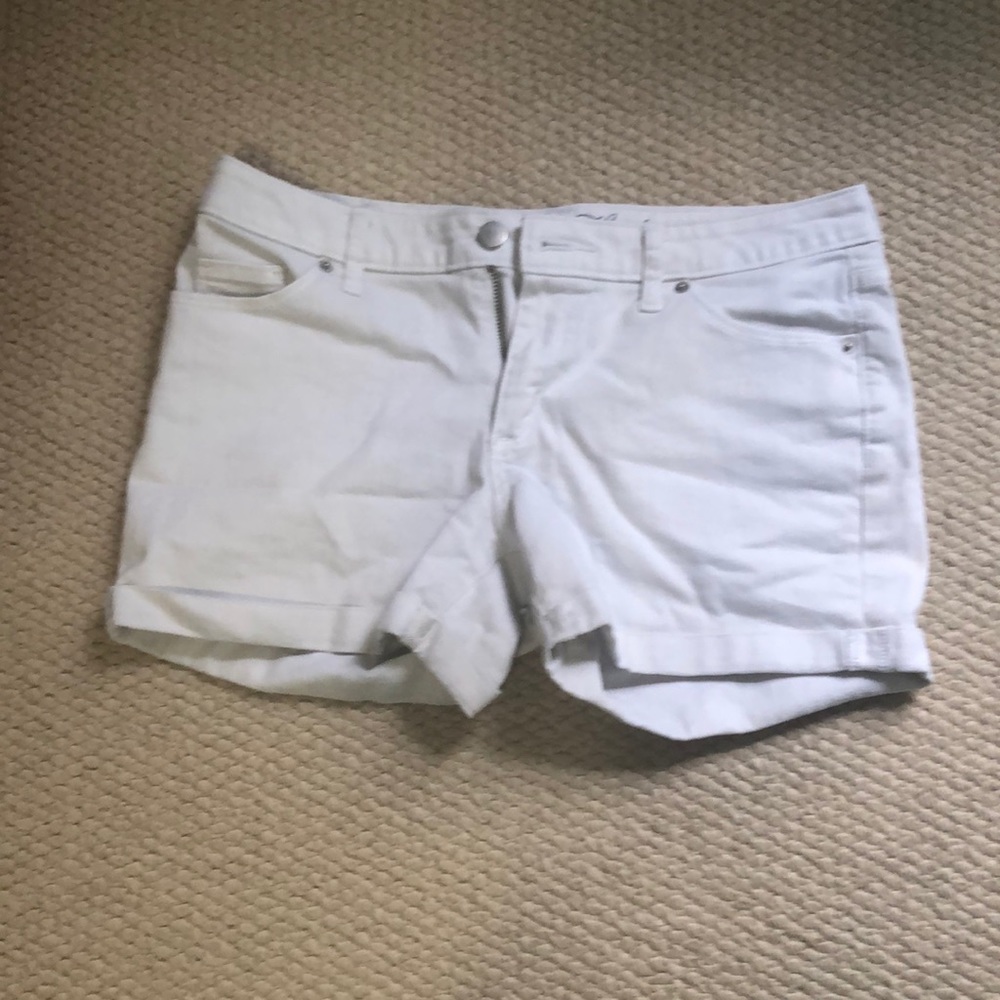 White universal thread jean shorts🔥